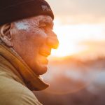 Patarimai senjorų artimiesiems: kaip padėti kenčiantiems sustiprėjusį nerimą?