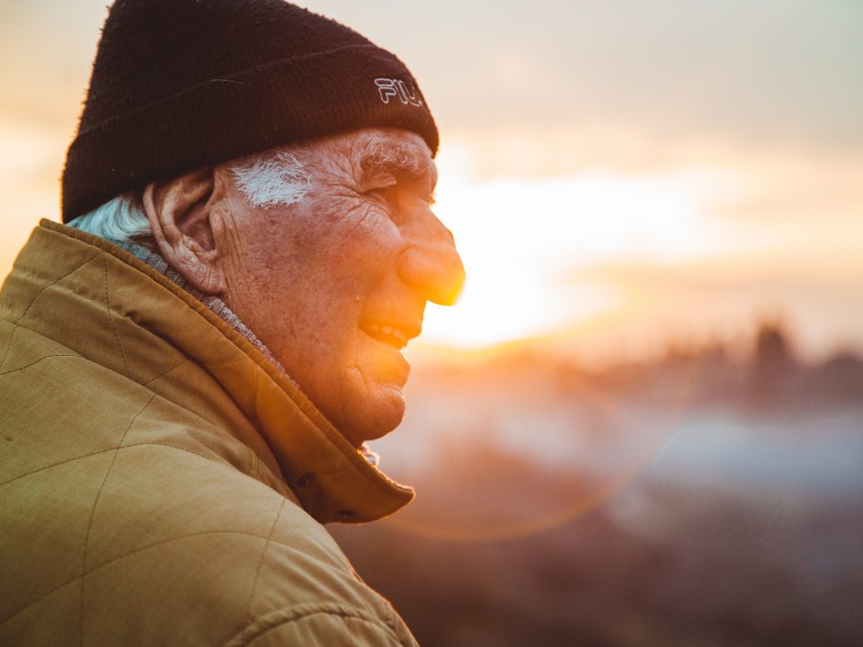 Patarimai senjorų artimiesiems: kaip padėti kenčiantiems sustiprėjusį nerimą?